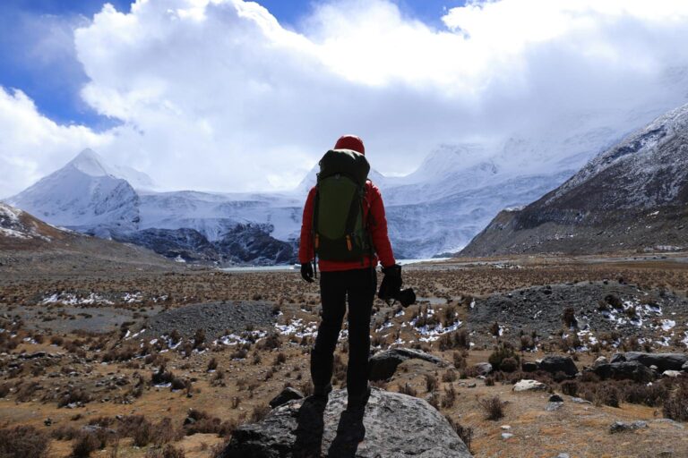 woman-hiker-with-camera-in-winter-mountains-8HZH2E4.JPG-compressed